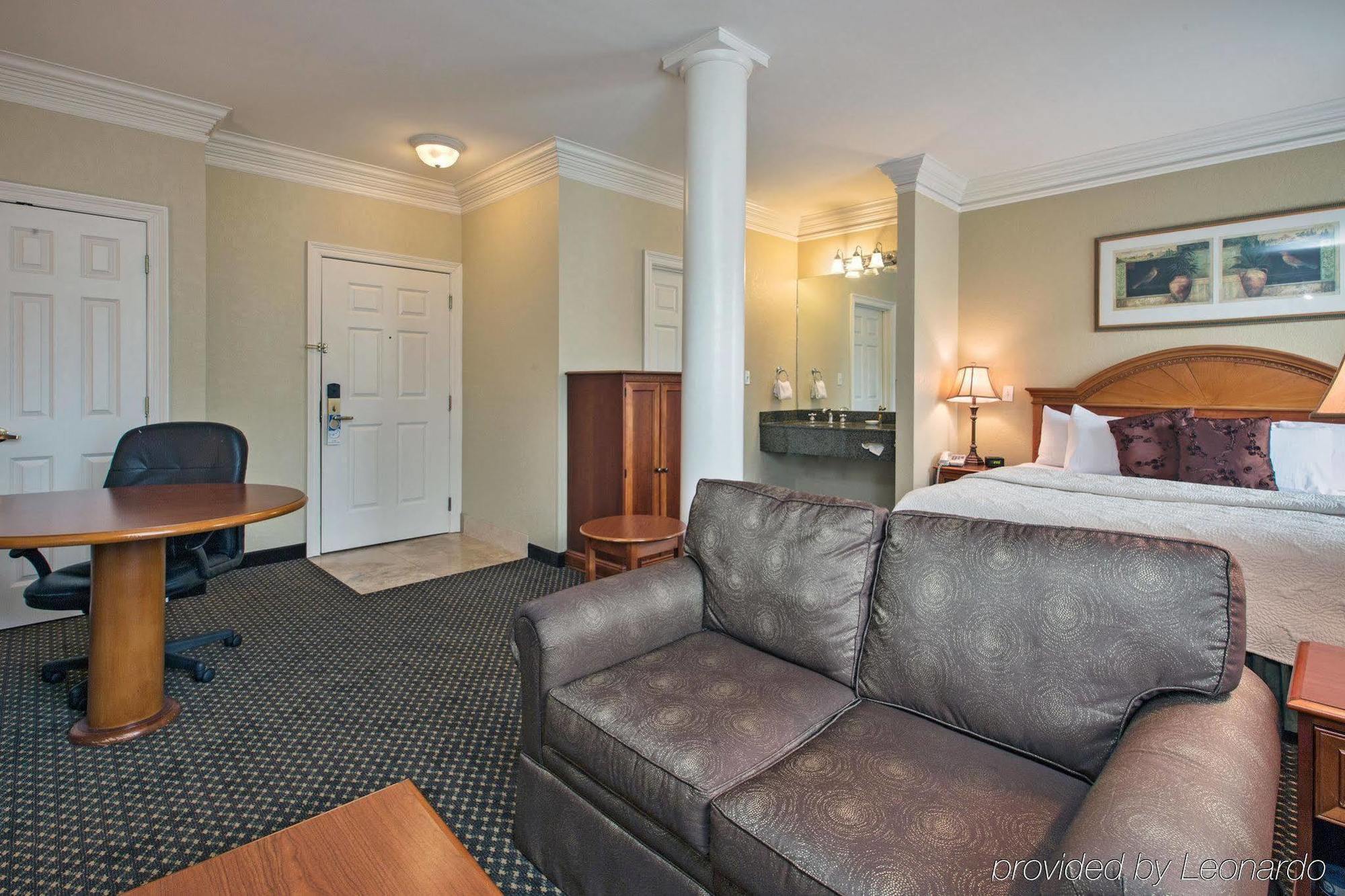 Clarion Pointe Hotel