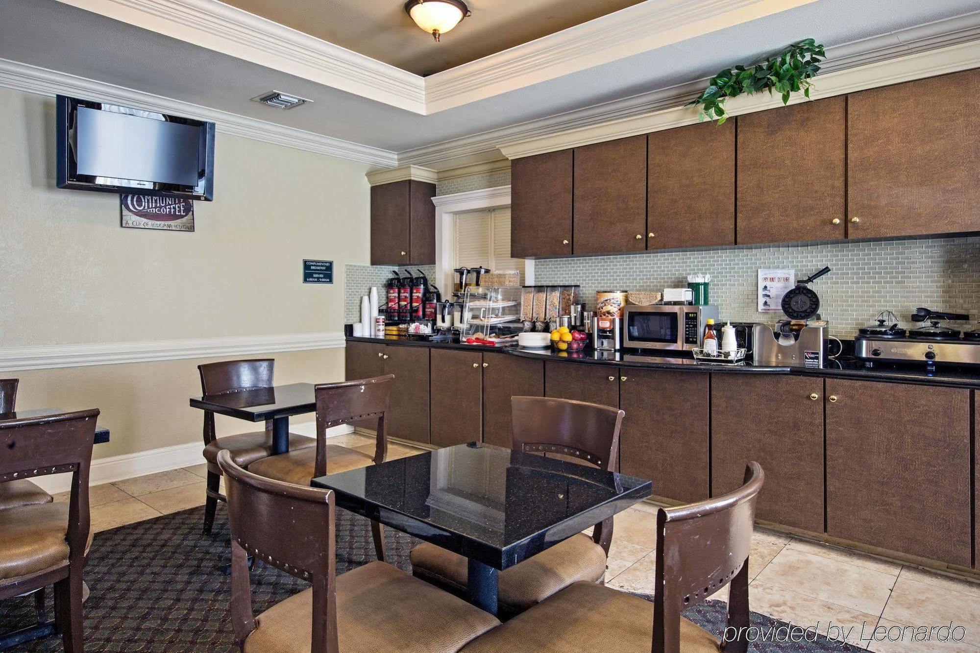 Hotel Clarion Pointe 3*